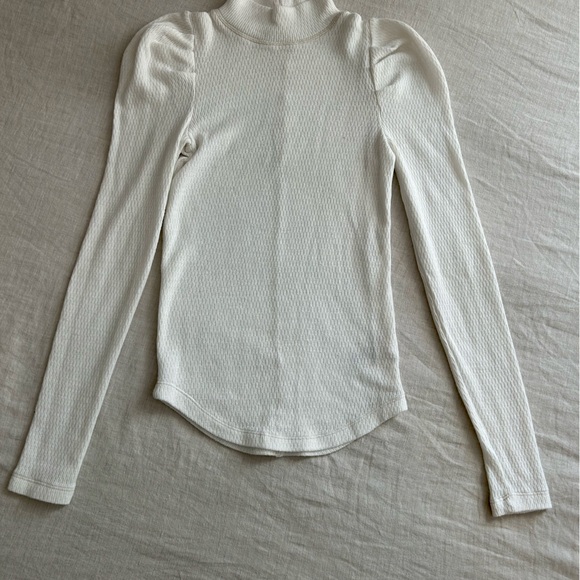 Size Small Free people long sleeve white lightweight turtleneck sweater - Picture 1 of 2